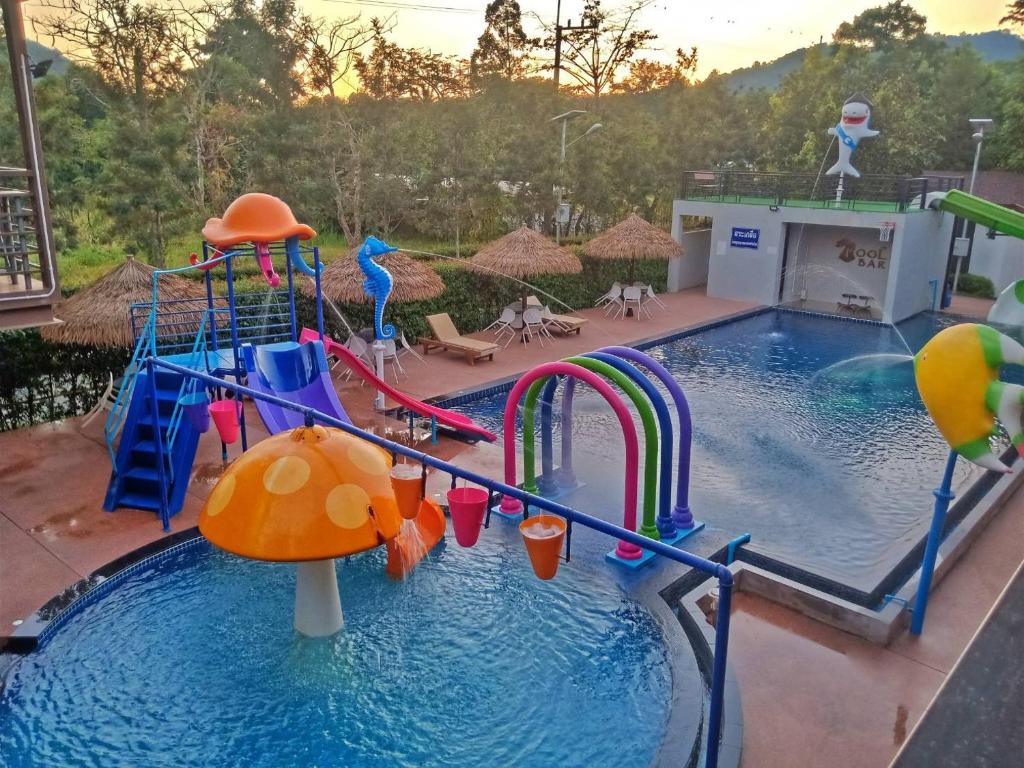 坤西育府The Rabbit Home的一个带水滑梯和游乐场的游泳池