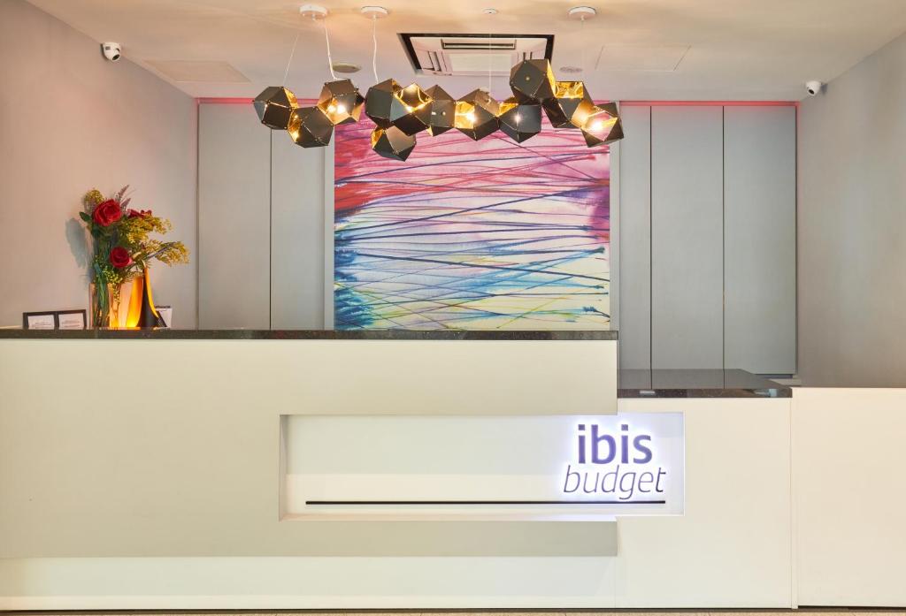 ibis budget Singapore Imperial的电视和/或娱乐中心