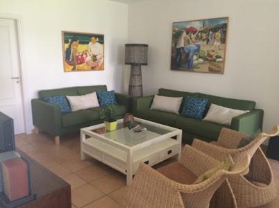 马林堡Casa de férias na Praia Verde Casa de Charme的客厅配有两张沙发和一张咖啡桌