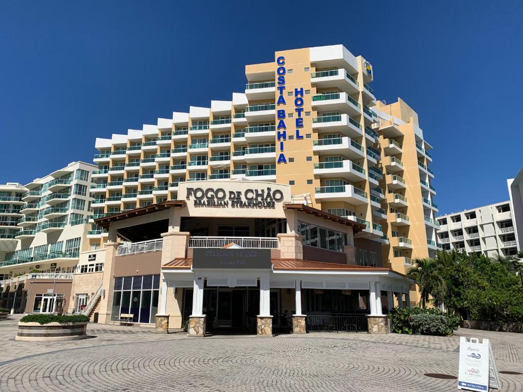 圣胡安Costa Bahia Hotel Paseo Caribe的前面有标志的大建筑