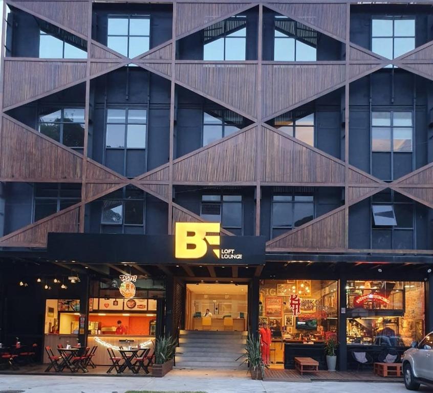 里约热内卢Hotel Be Loft Lounge的前面有标志的建筑