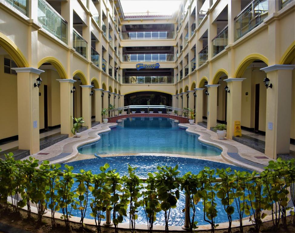 长滩岛长滩岛金凤凰酒店的一座位于大楼中间的室内游泳池