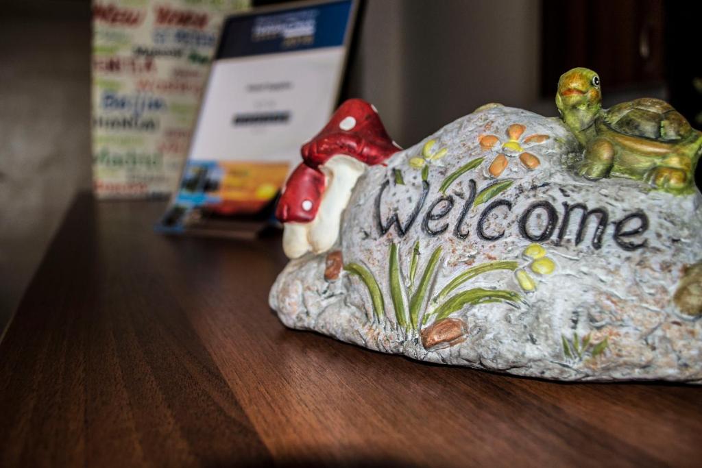 斯卡拉埃雷索萨福酒店的一张桌子上一块岩石上的欢迎标志