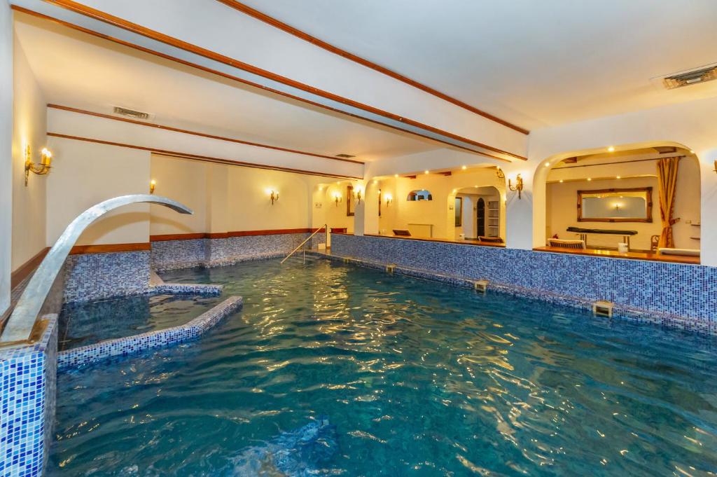 锡比乌一帕特洛酒店的游泳池,位于酒店带游泳池的客房