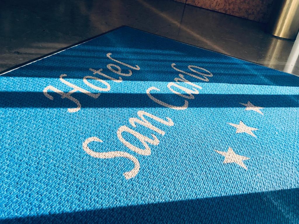 梅斯特圣卡罗酒店的上面写着出售字的蓝色地毯