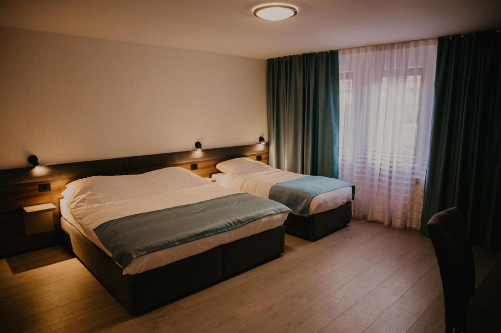 萨拉热窝Saray&App的酒店客房设有两张床和窗户。