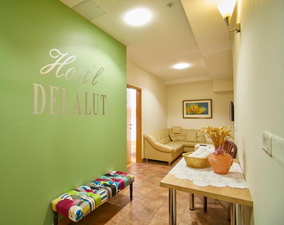 Ravne na KoroškemHostel Delalut的客厅设有绿墙和沙发