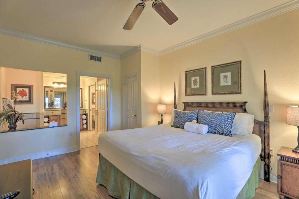 基西米Golf Resort Condo, Reunion Resort的卧室配有带蓝色枕头的大型白色床