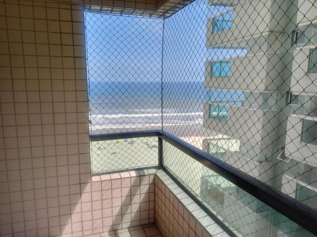大普拉亚Alto Padrão com 94 mtrs - Frente Mar - sacada com Vista Mar的从大楼的窗户欣赏浴室的景色