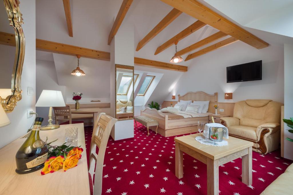 LjubnoHotel Planinka的客厅配有沙发和桌子