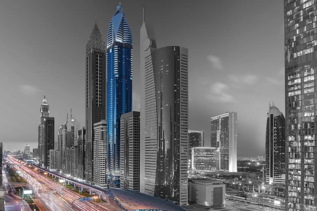迪拜迪拜瑞汉金玫瑰罗塔纳酒店的城市天际线,高楼,高速公路