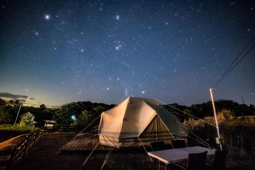 志摩市Kabuku Resort的夜晚星空下的帐篷