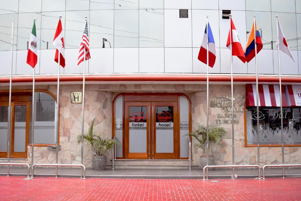 利马Hotel Wayra的前面有不同旗帜的建筑