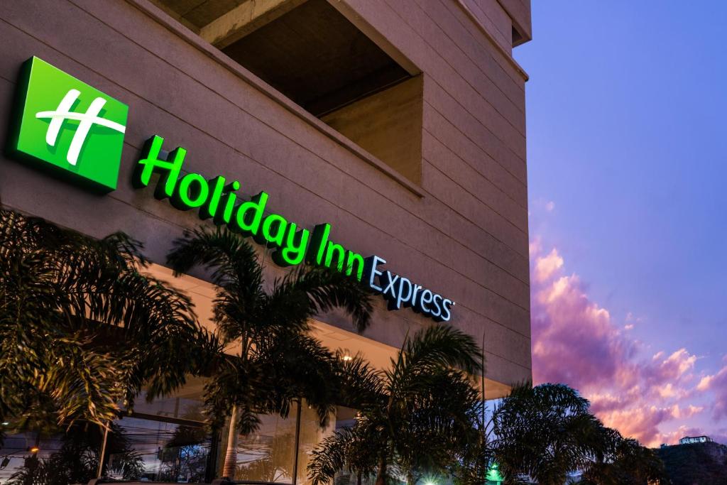 卡塔赫纳Holiday Inn Express Cartagena Manga, an IHG Hotel的大楼一侧的假日旅馆特快标志
