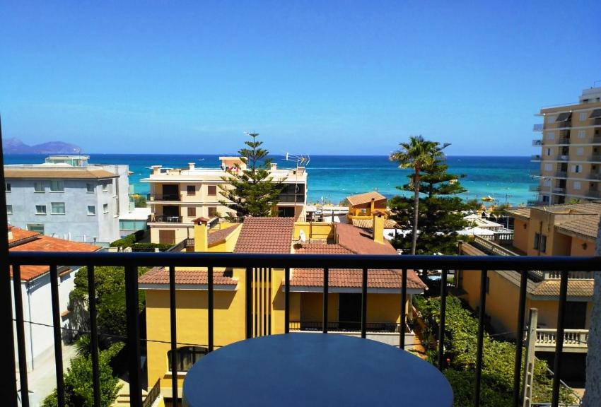 坎皮卡福特Hotel Villa Barbara的阳台享有大海和建筑的景致。