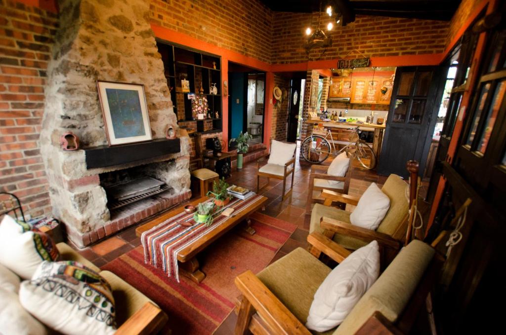 乔阿奇Refugio Explora Verde的客厅设有石制壁炉和家具。
