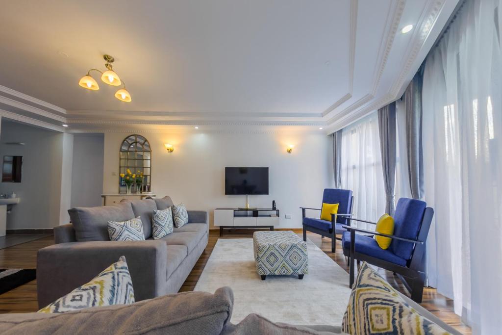 内罗毕Edmor Residences Riverside的带沙发和电视的客厅