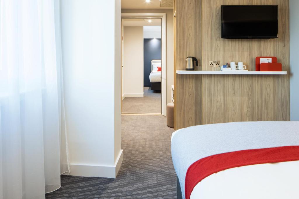 都柏林都柏林市中心快捷假日酒店的一间酒店客房 - 带一张床和一间浴室