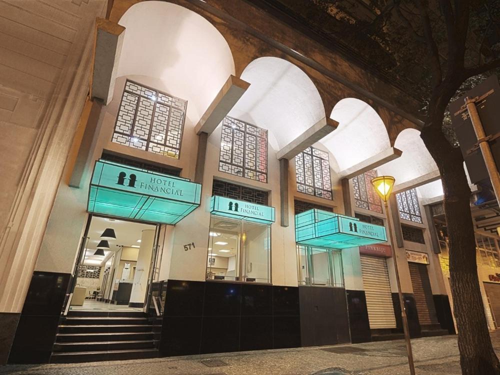 贝洛奥里藏特金融酒店的一座建筑,有一堆窗户和楼梯