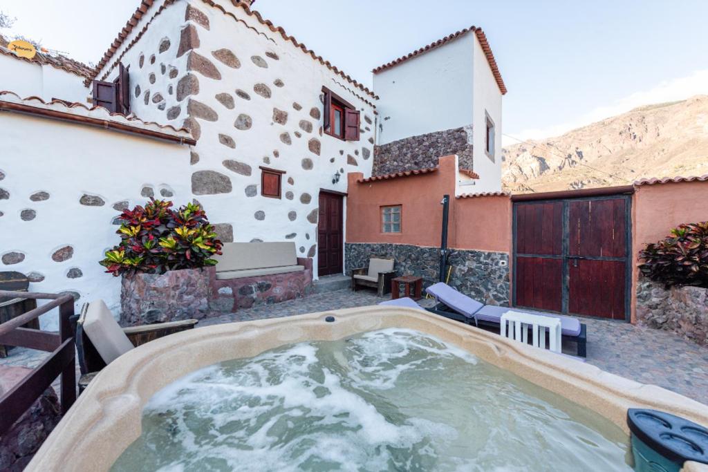圣巴托洛梅Casa la Era的房屋庭院的热水浴池