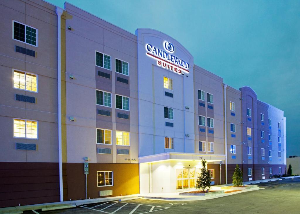 杰克逊维尔Candlewood Suites Jacksonville, an IHG Hotel的带有卡通套房读号的酒店大楼