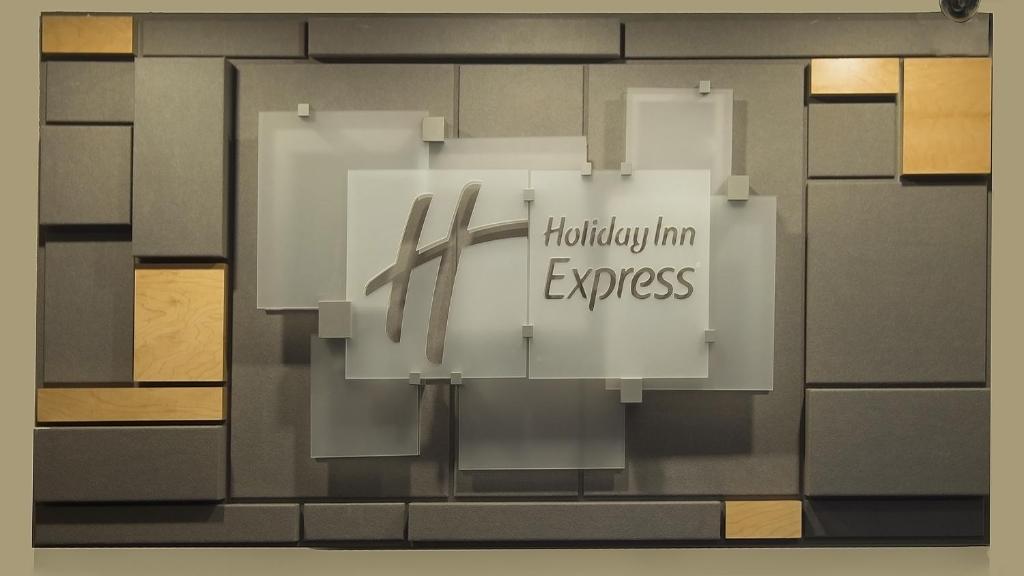 圣安东尼奥Holiday Inn Express - San Antonio Airport, an IHG Hotel的墙上挂着一个读假日旅馆特快的标语