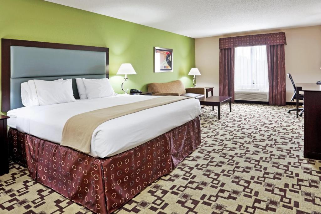 托特维尔特劳特维尔 - 罗阿诺克北智选假日酒店的酒店客房设有一张大床和一张书桌。