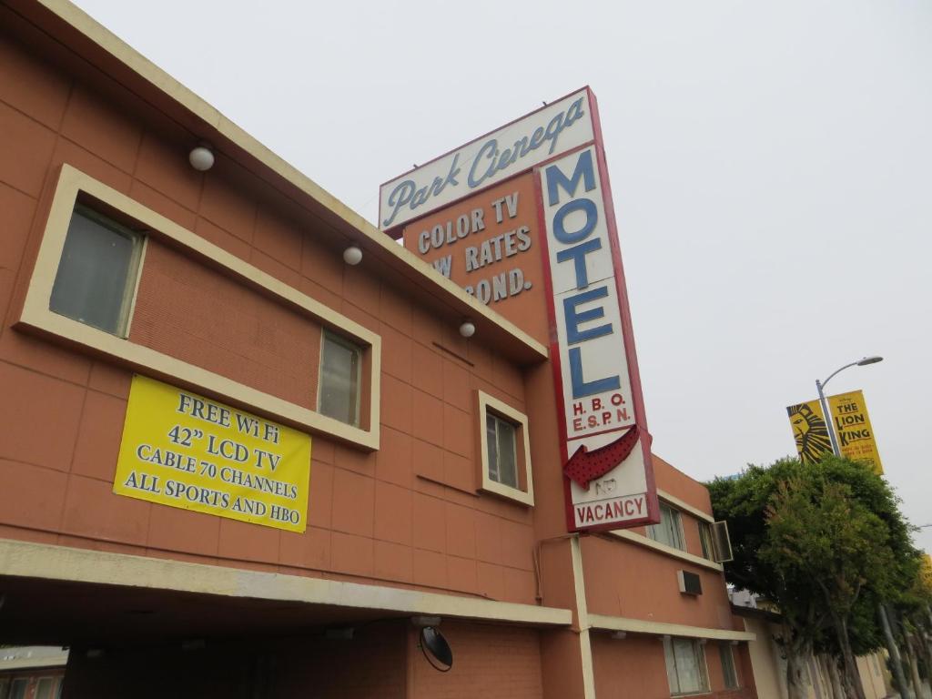 洛杉矶谢内加公园汽车旅馆的建筑的侧面有标志