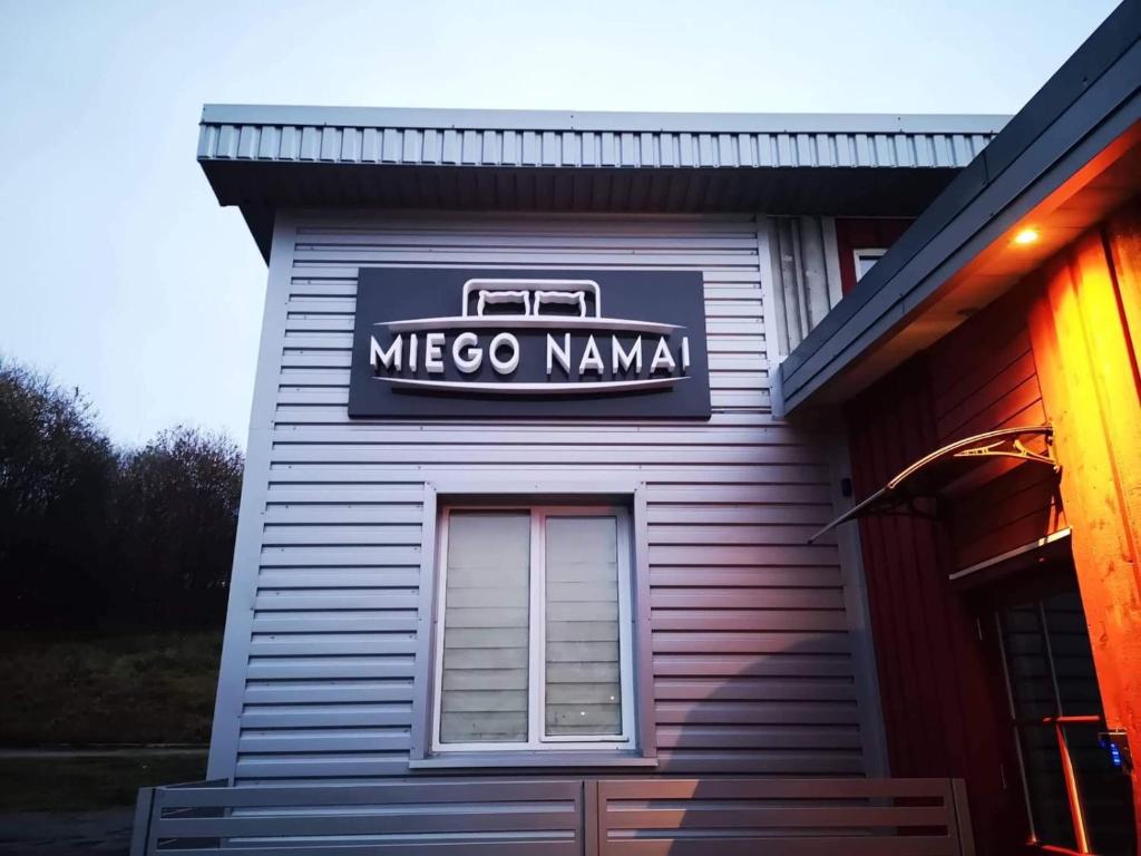 加尔格日代Miego namai的房屋一侧的mccoy手动标志