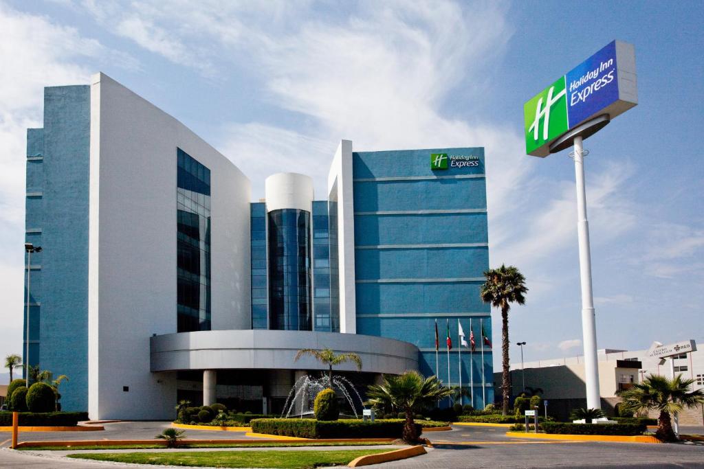 圣路易斯波托西Holiday Inn Express San Luis Potosí, an IHG Hotel的前面有标志的大建筑