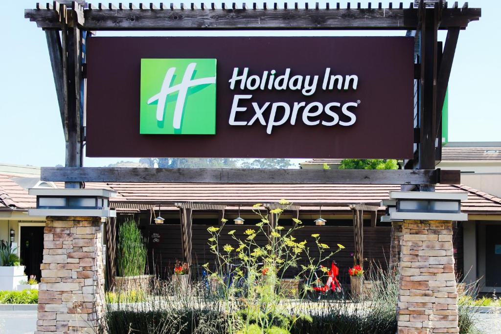 米尔谷Holiday Inn Express Mill Valley San Francisco Area, an IHG Hotel的建筑前的假日旅馆标志