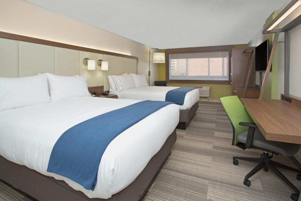 LordHoliday Inn Express & Suites Perryton, an IHG Hotel的酒店客房配有两张床和一张书桌