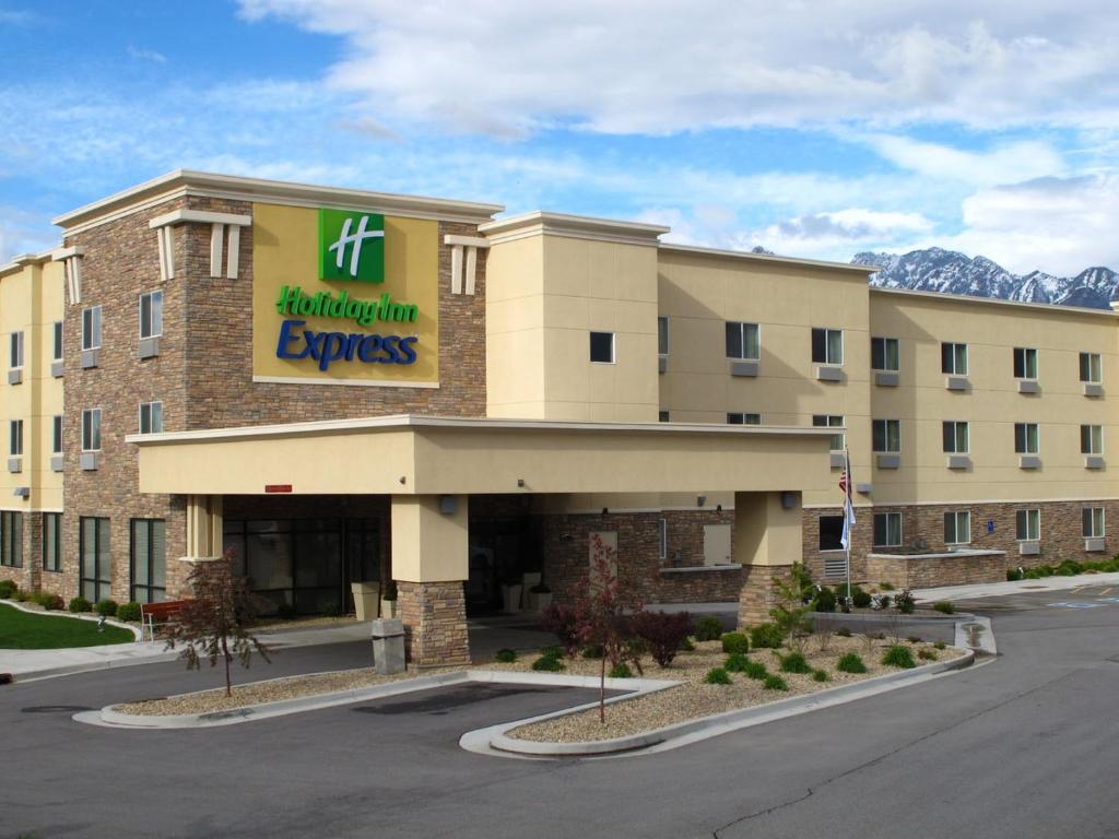 米德瓦尔盐湖城南米德瓦尔智选假日酒店的建筑前方有标志的酒店