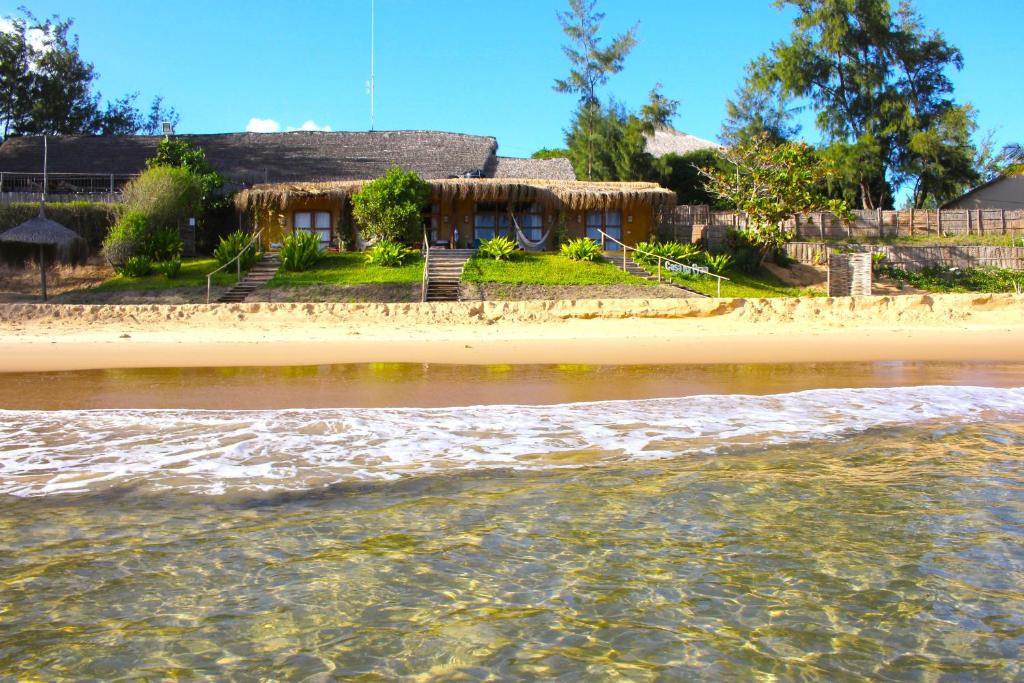 托弗海滩Casa na Praia Tofo- beach front hotel的海边的房子