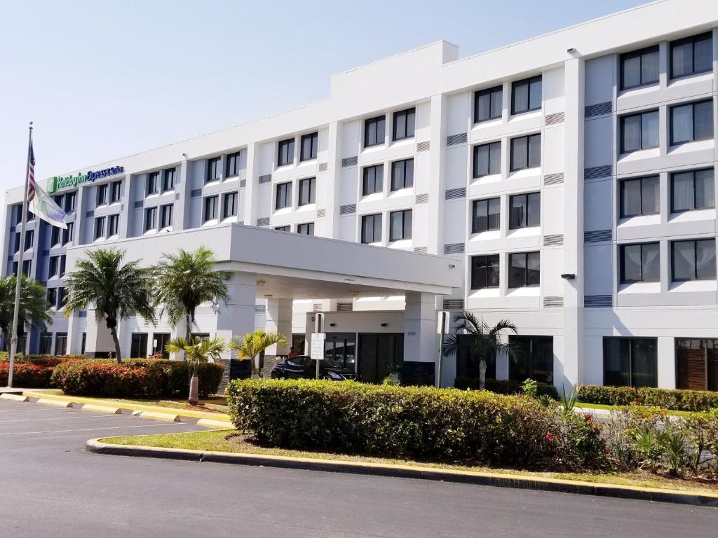 海里亚市Holiday Inn Express Hotel & Suites Miami - Hialeah, an IHG Hotel的酒店前方的图片
