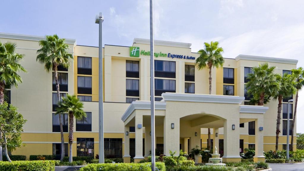 肯代尔肯德尔东 - 迈阿密智选假日酒店及套房的一座棕榈树的办公楼