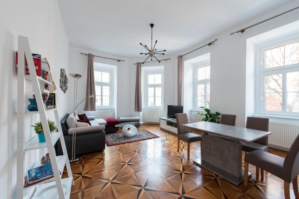 维也纳Belvedere Central Apartment的客厅配有桌椅