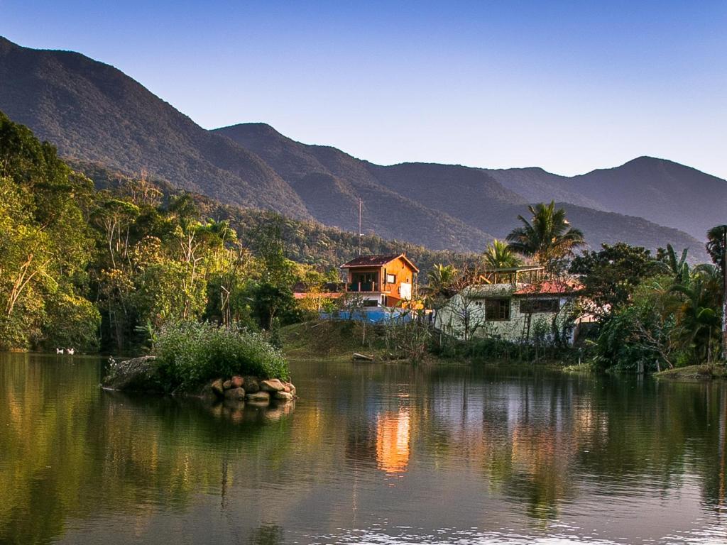 卡纳内亚拉加马尔生态酒店的山 ⁇ 河畔的房屋