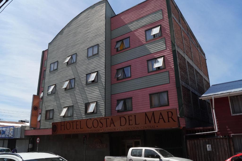 蒙特港Hotel Costa del Mar的一座建筑,上面有标牌读酒店costa del mar