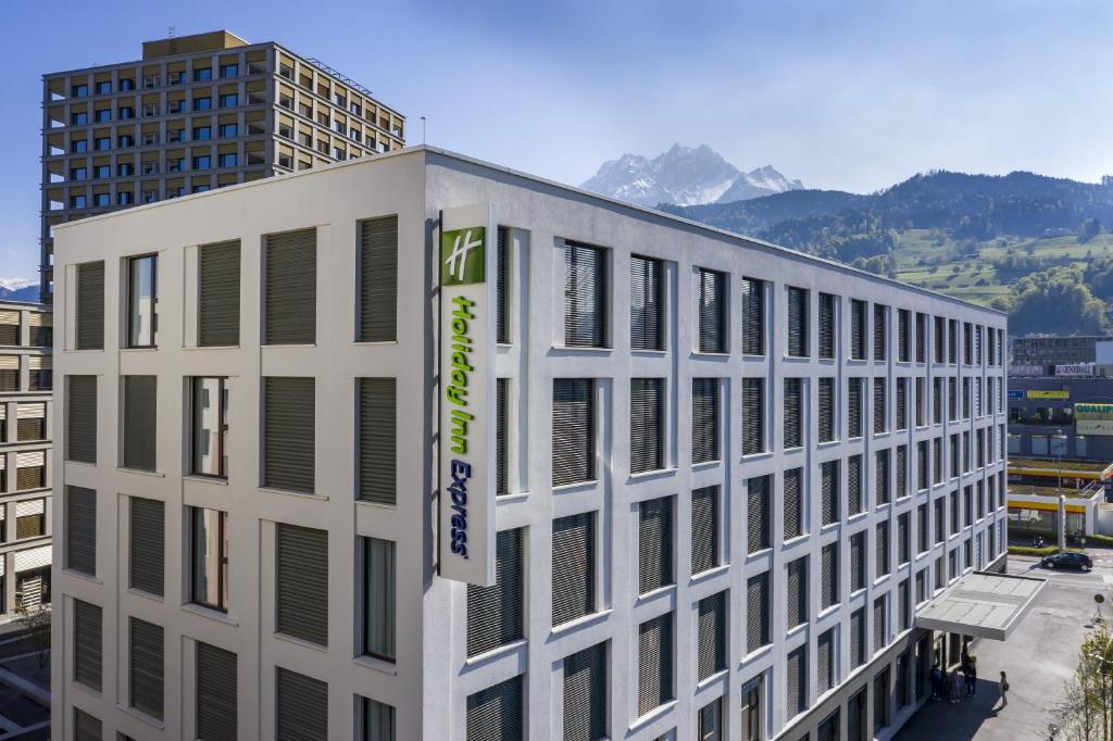 卢塞恩Holiday Inn Express - Luzern - Kriens, an IHG Hotel的一面有横幅的白色建筑