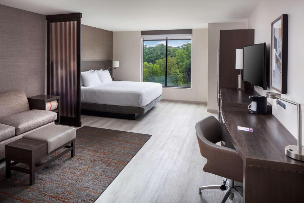 波基普西Hyatt Place Poughkeepsie - Hudson Valley的酒店客房设有一间带一张床和电视的卧室