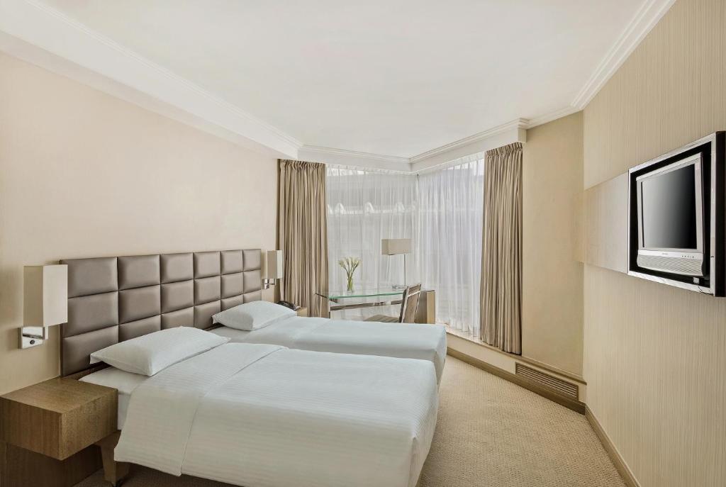香港香港九龙酒店的酒店客房设有两张床和电视。