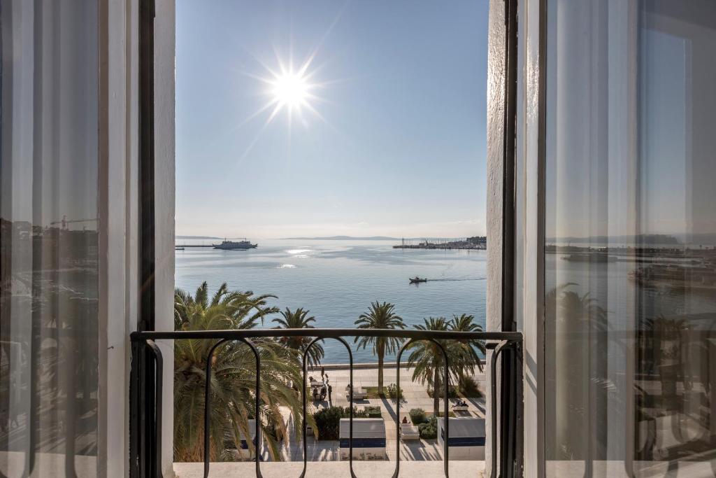 斯普利特Olivia Luxury Rooms的带窗户的客房享有海滩美景。