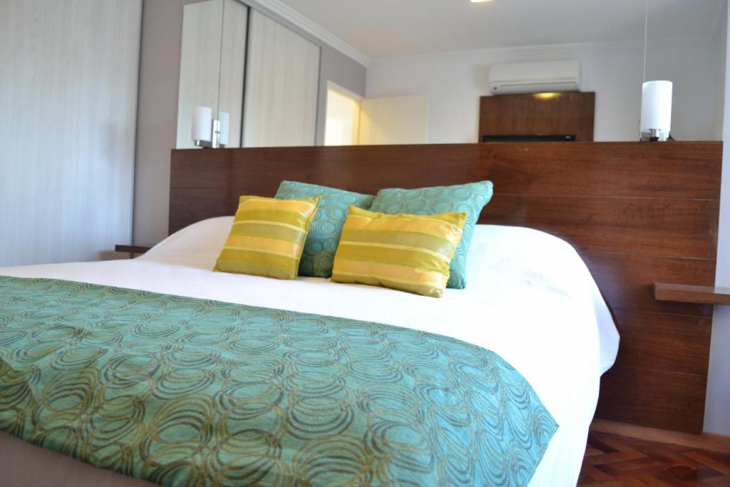 科尔多瓦艾特公寓的一间卧室配有黄色和蓝色枕头的床