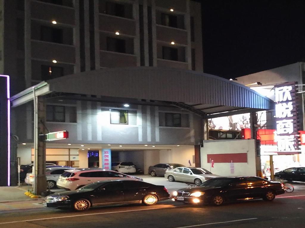 头份市欣悅商務旅店的两辆汽车在晚上停在加油站前