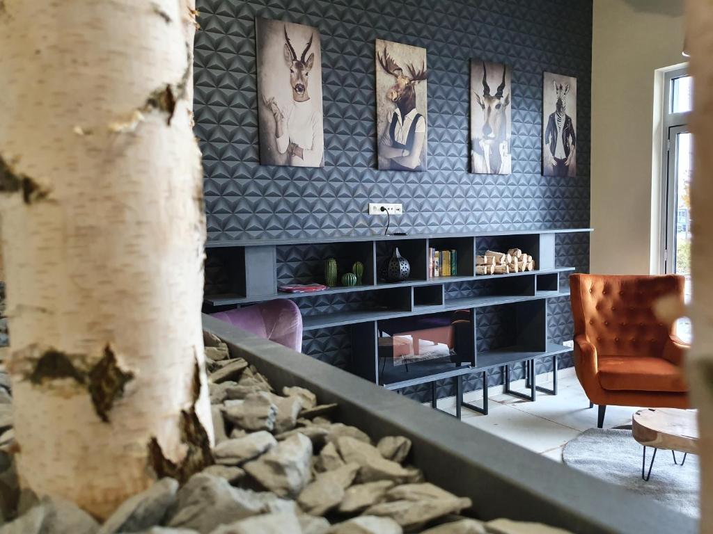 明德尔海姆Hotel LifeStyle Mindelheim的客厅设有壁炉和树。