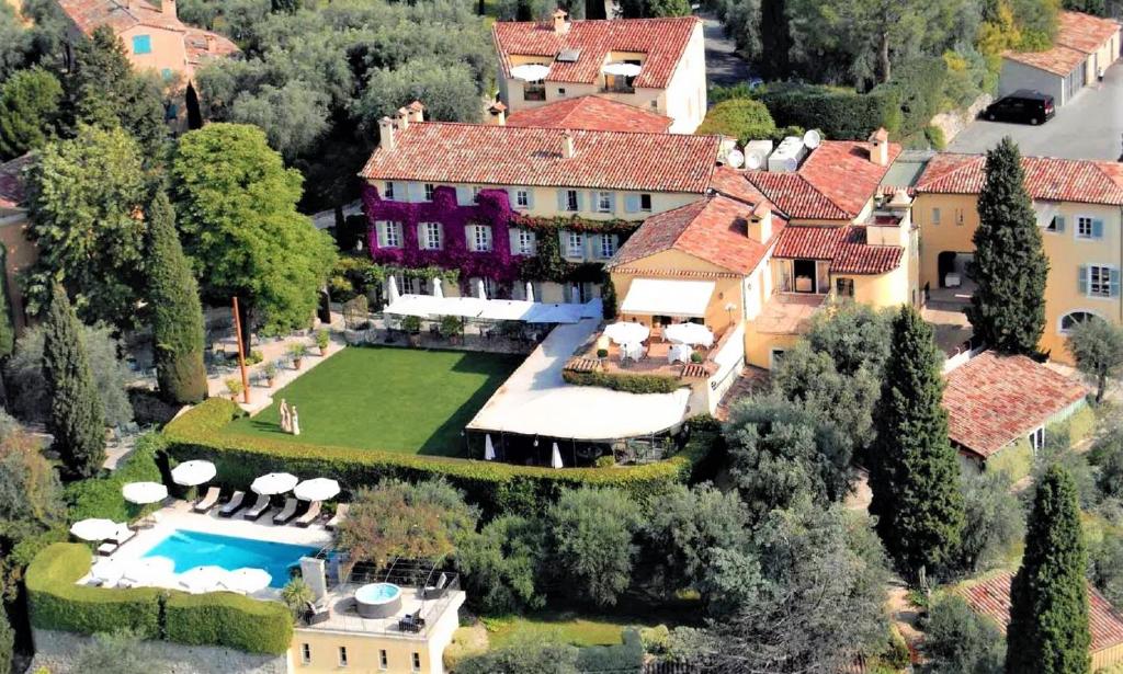 格拉斯Bastide Saint Antoine - Relais & Châteaux的享有带游泳池的房屋的空中景致