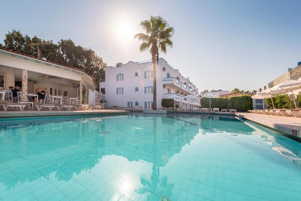 科斯镇Aegean Blu Hotel & Apartments的大楼前的大型游泳池