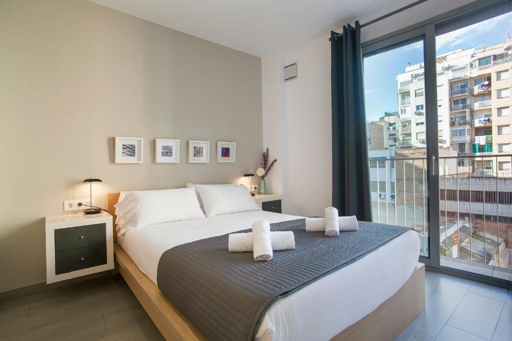 巴塞罗那BBarcelona Gaudí Flats的一间卧室设有一张大床和一个大窗户