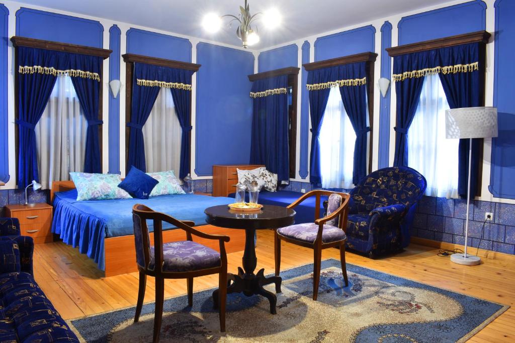 普罗夫迪夫贝勒维尔酒店的蓝色卧室配有床、桌子和椅子